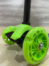 Load image into Gallery viewer, Սամակատ֊սկուտեր, 2699 լույսերով, դիմացը 2 անիվ անհարթ նկարներով