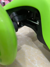 Load image into Gallery viewer, Սամակատ֊սկուտեր, 2699 լույսերով, դիմացը 2 անիվ անհարթ նկարներով